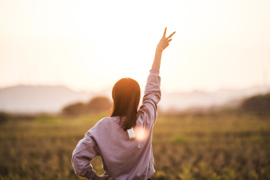 一位女性在户外享受一个人的清净