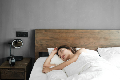 年轻女孩在睡觉