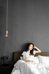 靠在床边的年轻女孩