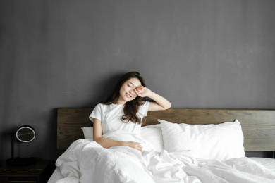 靠在床边的年轻女孩