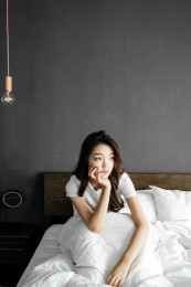 靠在床边的年轻女孩