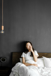 靠在床边的年轻女孩