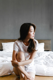 卧室中慵懒的年轻女孩