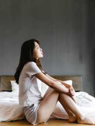 卧室中慵懒的年轻女孩