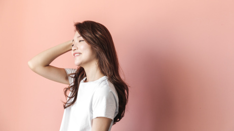 粉色墙边的年轻女孩