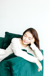 年轻女孩靠在沙发上休息