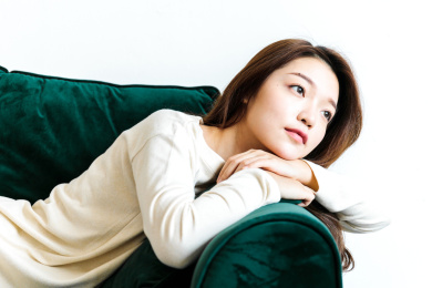 年轻女孩靠在沙发上休息