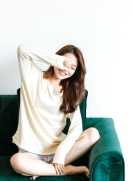 年轻女孩靠在沙发上休息