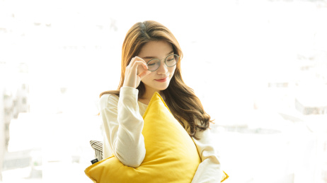 靠在窗边的年轻漂亮女孩