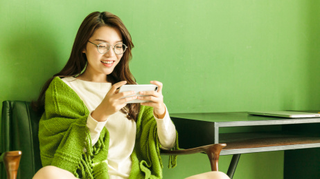 年轻女孩在室内使用手机