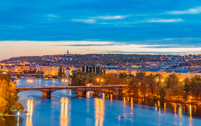 欧洲捷克布拉伏尔塔瓦河桥梁黄昏