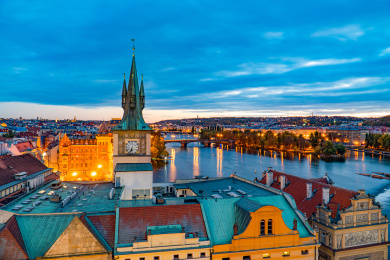 欧洲捷克布拉查理大桥边钟楼伏尔塔瓦河黄昏