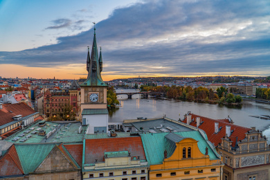 欧洲捷克布拉查理大桥边钟楼伏尔塔瓦河夕阳