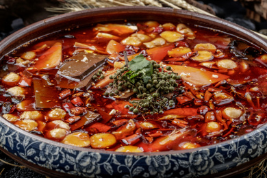 复古瓷餐具装的新派毛血旺