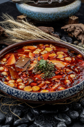 复古瓷餐具装的新派毛血旺