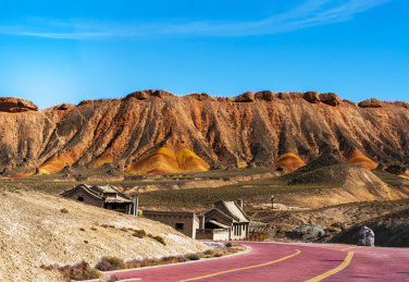 秋季蓝天下的甘肃张掖七彩丹霞地貌群