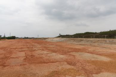 施工场地空旷的泥土路基远景