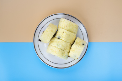 黄蓝桌面上圆盘中的蛋糕