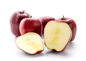 白色背景上摆放的花花牛苹果