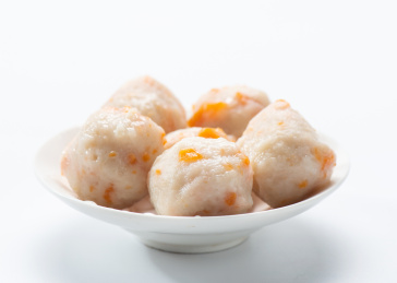 白色背景上摆放的手打蟹肉丸