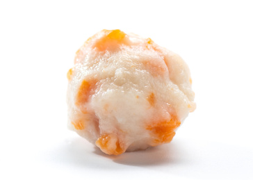 白色背景上摆放的手打蟹肉丸