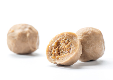 白色背景上摆放的撒尿牛肉丸