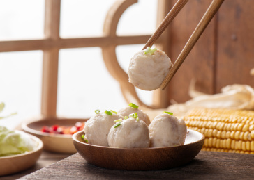 木纹背景上摆放的墨鱼肉丸