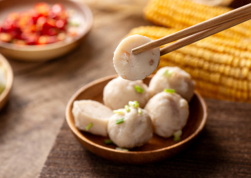 木纹背景上摆放的墨鱼肉丸