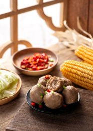 木纹背景上摆放的手打牛肉丸