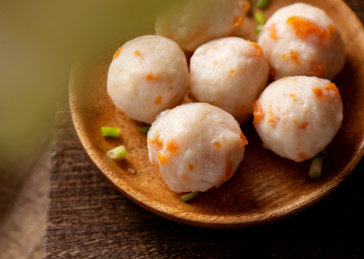 木纹背景上摆放的手打蟹肉丸