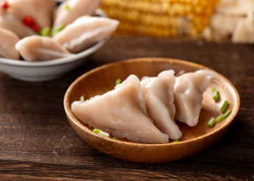 木纹背景上摆放的三角肉燕