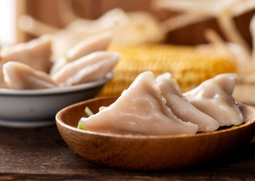 木纹背景上摆放的三角肉燕