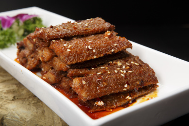 白色瓷盘装的香酥带鱼