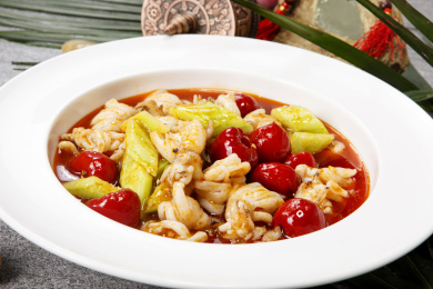 白色瓷盘装的红油泡椒鱿鱼卷