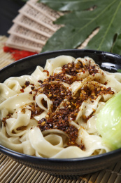 黑色瓷碗装的油泼辣子面