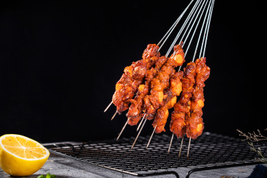 木底上放着一盘烤肉串_站酷海洛_正版图片_视频_字体_音乐素材交易