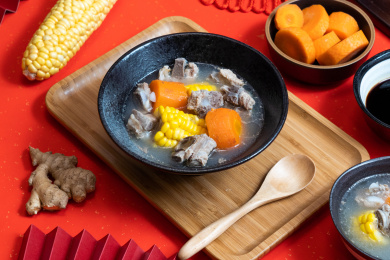 喜庆的红色背景上的排骨汤和旁边的配料