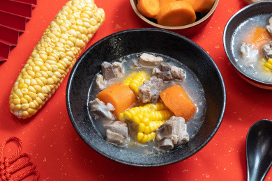 喜庆的红色背景上的排骨汤和旁边的配料