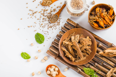 用木盘里装着的香料木香