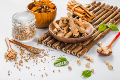 装在木盘里的农产品香料五加皮