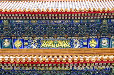 雪后故宫太和殿的金色琉璃瓦