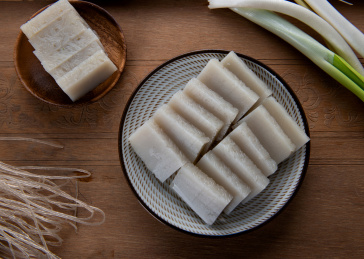 木纹背景上摆放的红薯焖子