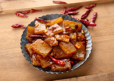 木纹背景上摆放的爆炒焖子