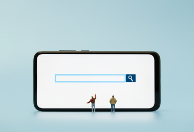 看手机屏幕搜索框的人群