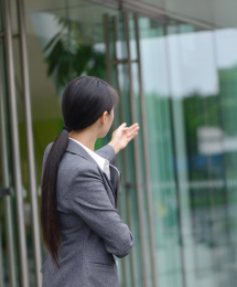 做指引手势的中国商务女士