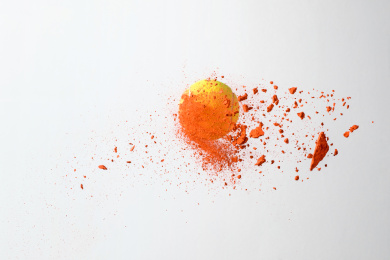 抛起的棒球和飞扬的橙色粉末撞击