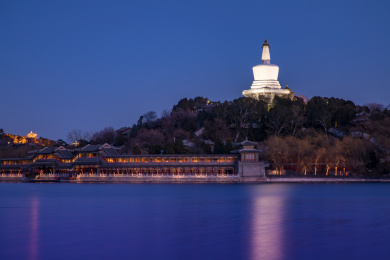 美丽的中国北京北海公园白塔夜景