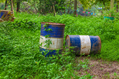 废旧生锈的汽油桶和杂草