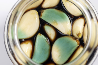 正在玻璃瓶中腌制的腊八蒜特写