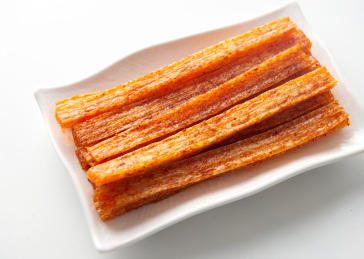 白色背景上摆放的麻辣辣条